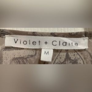 Sleeveless top with ruffles, wear it buttoned or open at neckline.